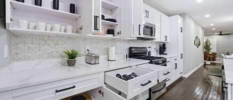 Micro-ondes, four, plaque de cuisson, lave-vaisselle