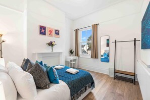 Iron/ironing board, bed sheets