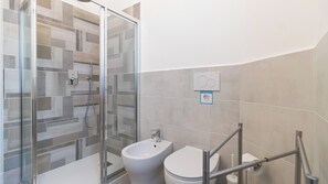 Bruser, hårtørrer, bidet, håndklæder