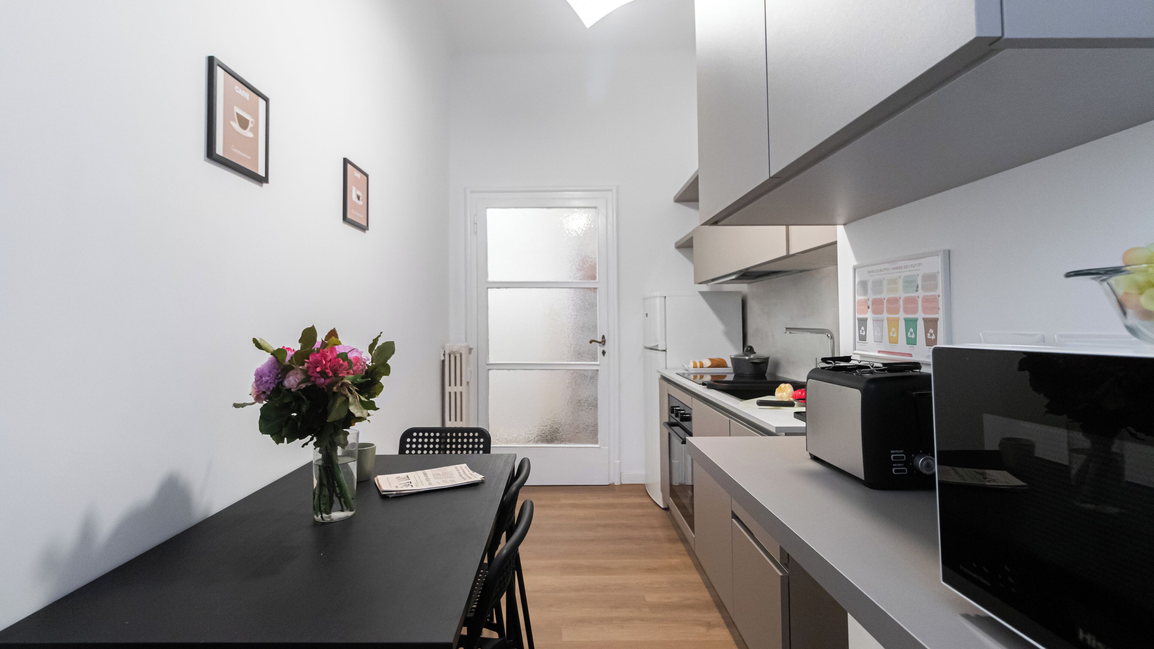 Refrigerador, microondas, horno, placa de cocina