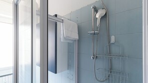 Bruser, hårtørrer, bidet, håndklæder