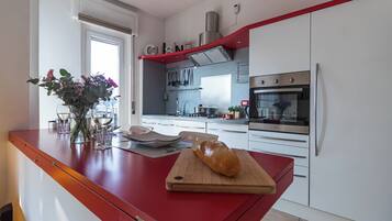Frigorifero, forno, piano cottura, lavastoviglie