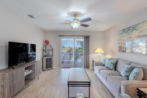 House, 2 Queen Beds (SeaStars IV) | Living area - Seastars IV (Fort Myers Beach)