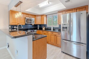 House, 2 Queen Beds (SeaStars IV) | Private kitchen - Seastars IV (Fort Myers Beach)