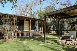 Exterior - 'The Barn' -  2 Blocks from Main Street+ Fire Pit (Fredericksburg)