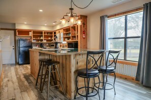 Bar (on property) - 'The Barn' -  2 Blocks from Main Street+ Fire Pit (Fredericksburg)