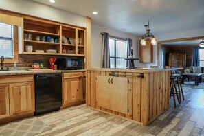 Fridge, microwave, stovetop, dishwasher - 'The Barn' -  2 Blocks from Main Street+ Fire Pit (Fredericksburg)