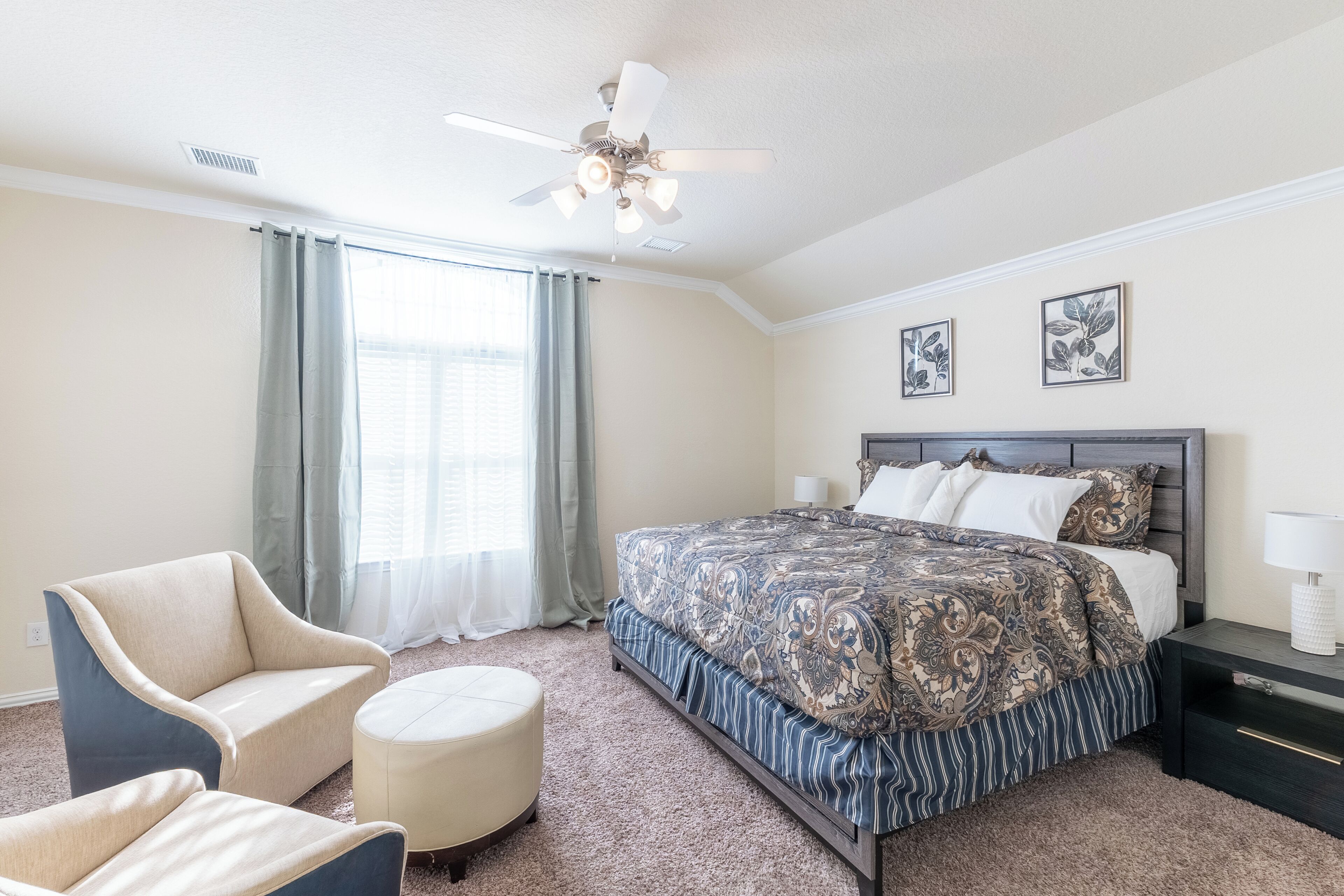 3 slaapkamers, een strijkplank/strijkijzer, wifi, beddengoed