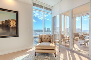 Condo, varias camas (Palm Harbor #704) | Área de sala de estar