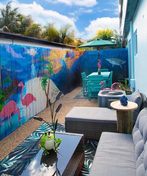 Outdoor dining - Tropical Paradise VRBO 3 min to hwd beach. (Hollywood)