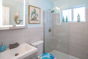 Shower, hair dryer, towels, soap - Tropical Paradise VRBO 3 min to hwd beach. (Hollywood)