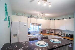 Private kitchen - Tropical Paradise VRBO 3 min to hwd beach. (Hollywood)