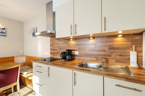 Frigorifero, microonde, forno, piano cottura