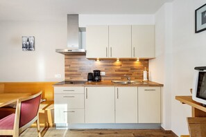 Fridge, microwave, oven, stovetop - Apartment 'Steinhof Heuboden' with Mountain View, Shared Terrace and Wi-Fi (Val di Mezzo)