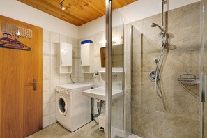 Shower, hair dryer, towels - Apartment 'Steinhof Heuboden' with Mountain View, Shared Terrace and Wi-Fi (Val di Mezzo)