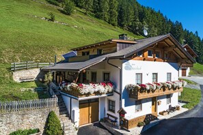 Exterior - Room 'Steinhof Zimmer Abendsonne' with Mountain View, Shared Terrace and Wi-Fi (Val di Mezzo)