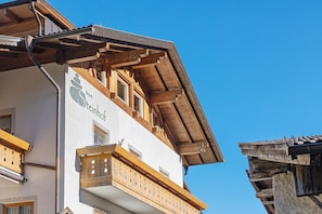Un edificio con un balcone in legno e un cartello con la scritta 'Steinhof'.