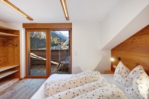 WiFi, bed sheets - Room 'Steinhof Zimmer Abendsonne' with Mountain View, Shared Terrace and Wi-Fi (Val di Mezzo)