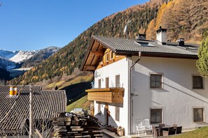 Exterior - Room 'Steinhof Zimmer Abendsonne' with Mountain View, Shared Terrace and Wi-Fi (Val di Mezzo)