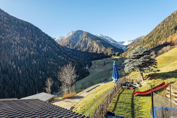 Property grounds - Room 'Steinhof Zimmer Abendsonne' with Mountain View, Shared Terrace and Wi-Fi (Val di Mezzo)