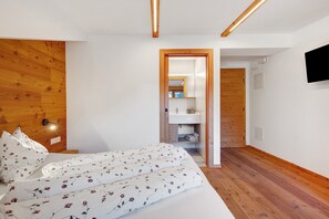 WiFi, bed sheets - Room 'Steinhof Zimmer Abendsonne' with Mountain View, Shared Terrace and Wi-Fi (Val di Mezzo)