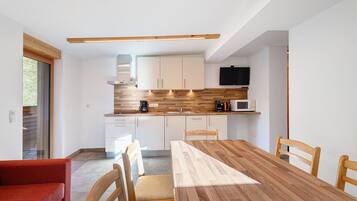 Frigorífico, microondas, placa de cocina y lavavajillas