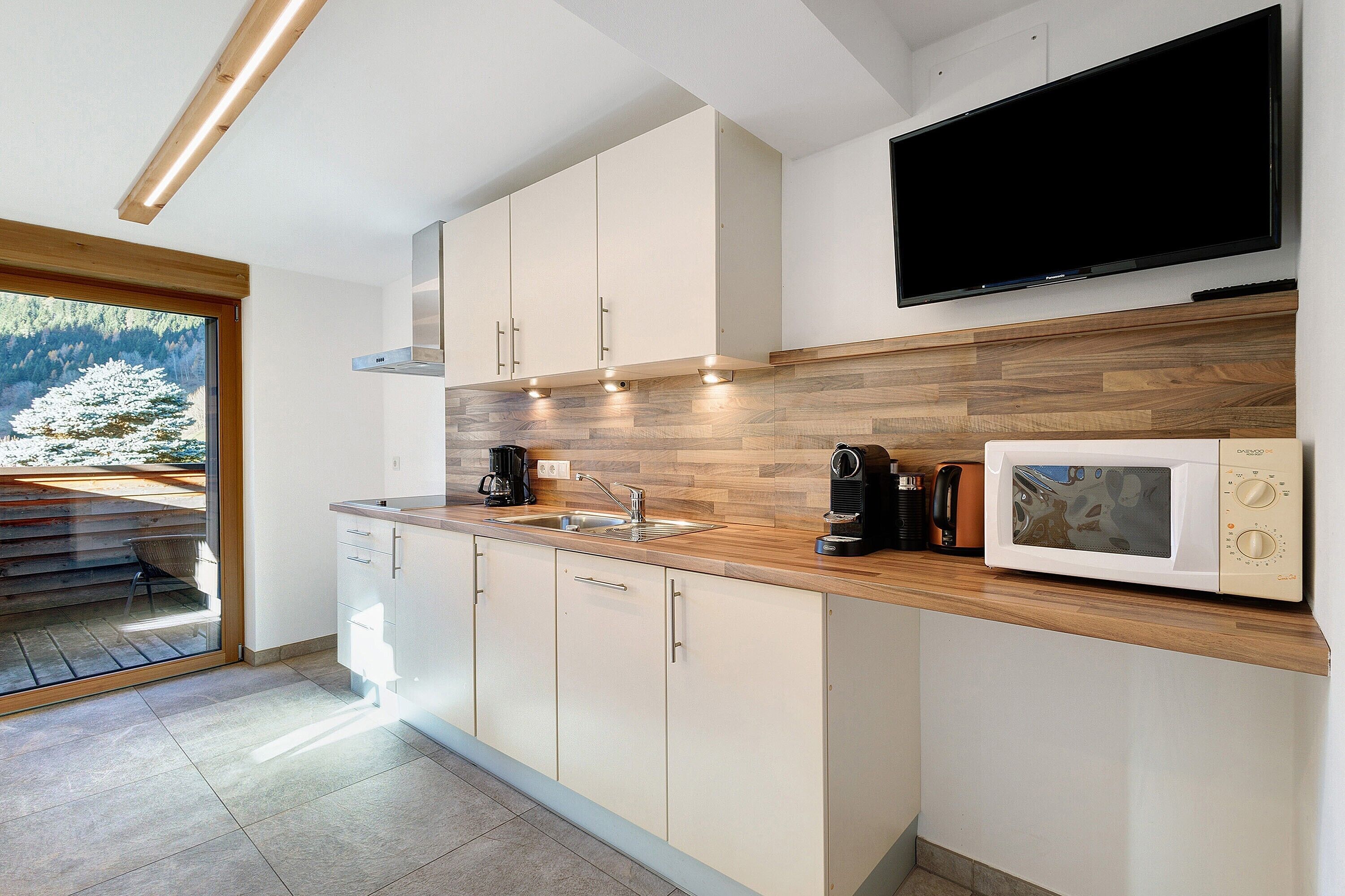 Frigorífico, microondas, placa de cocina y lavavajillas