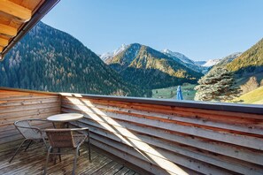 Outdoor dining - Apartment 'Steinhof Jaufennest' with Mountain View, Shared Terrace and Wi-Fi (Val di Mezzo)