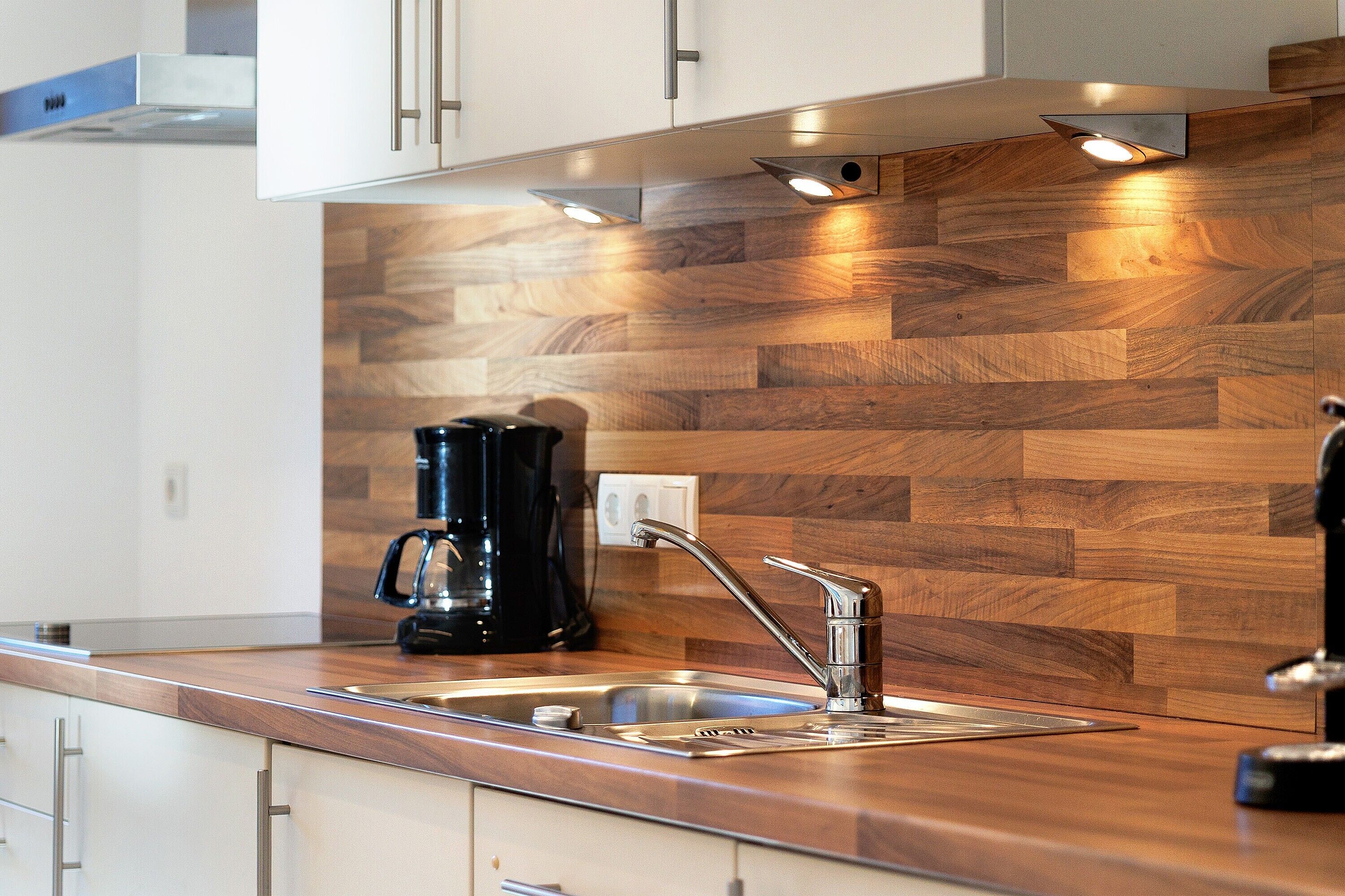 Kühlschrank, Mikrowelle, Herdplatte, Geschirrspüler