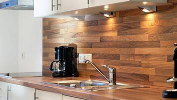 Kühlschrank, Mikrowelle, Herdplatte, Geschirrspüler