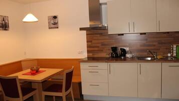 Frigorifero, microonde, piano cottura, lavastoviglie