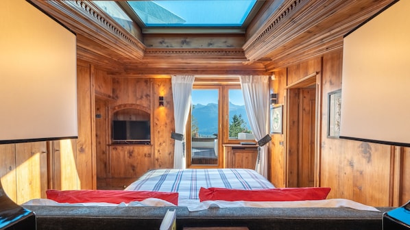 5 bedrooms, iron/ironing board, free WiFi, bed sheets
