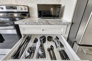 Fridge, microwave, oven, stovetop - Willow Nest - 5 Beds, 2.5 Baths, 3 Park, Thermea Spa (Whitby)