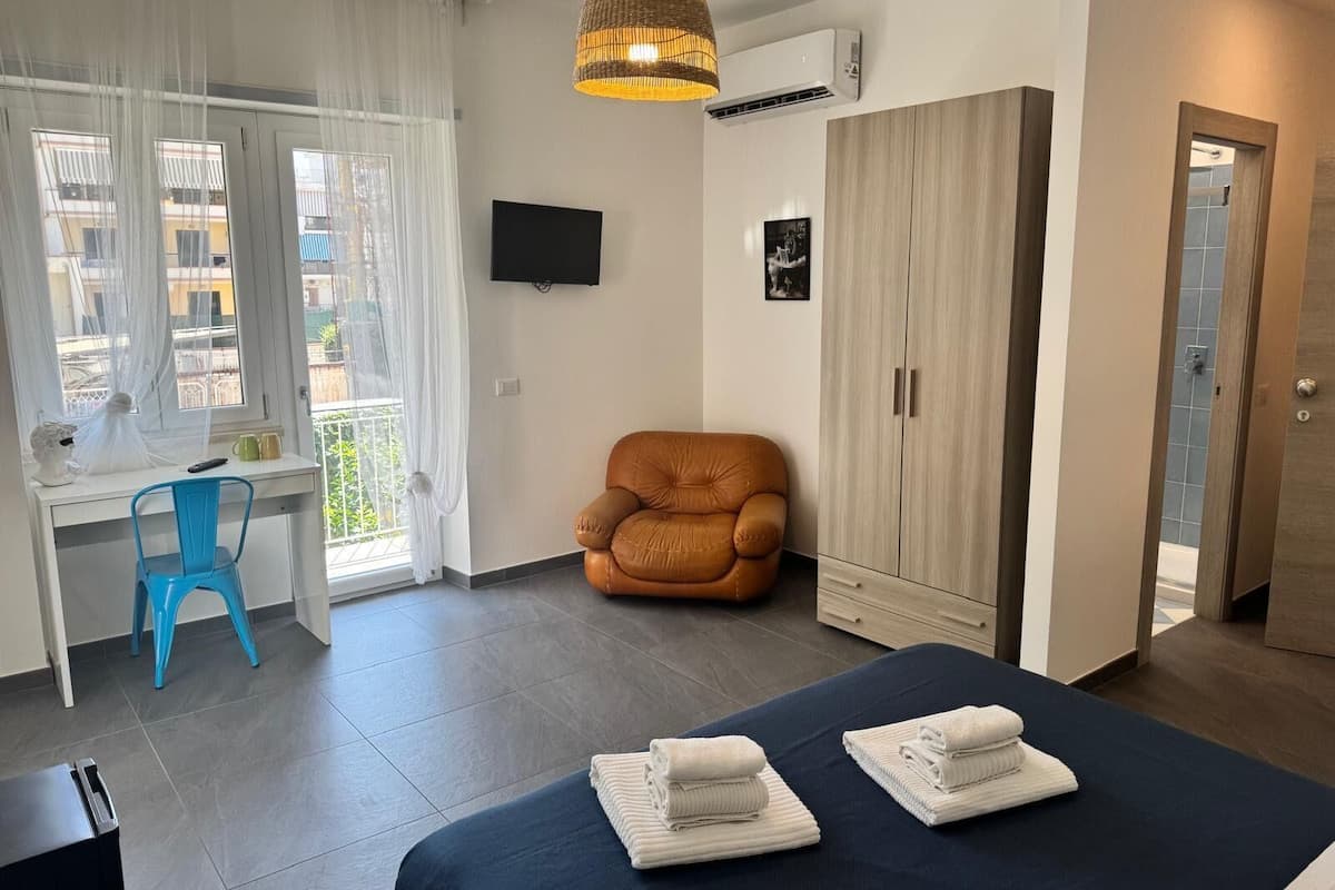 Quarto casal ou duplo básico, sacada