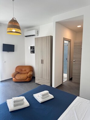 Habitación básica con 1 cama matrimonial o 2 individuales, balcón