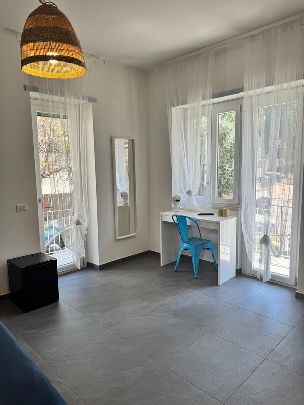 Quarto casal ou duplo básico, sacada