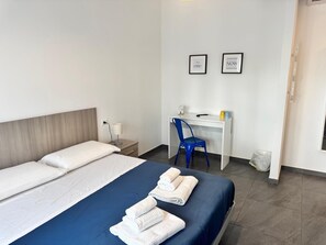 Quarto casal ou duplo básico, sacada