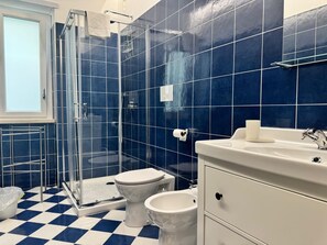 Quarto casal ou duplo básico, sacada