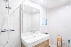 Haartrockner, Handtücher, Seife, Toilettenpapier