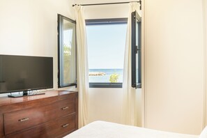 3 bedrooms, desk, iron/ironing board, travel cot - Es Tamarells, Seashore House (Alcúdia)