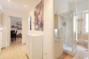 Bruser, hårtørrer, bidet, håndklæder