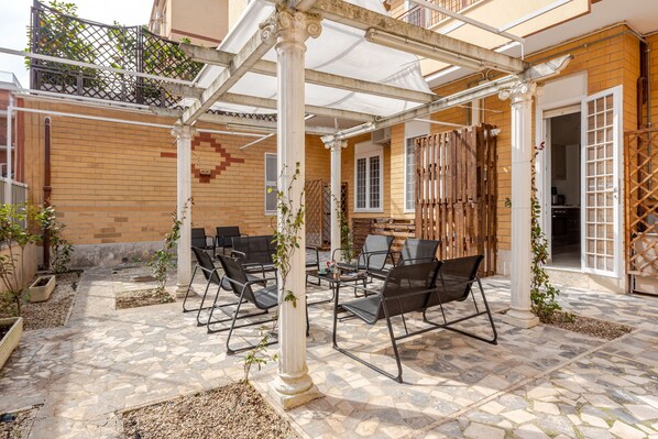 تناول الطعام بالخارج