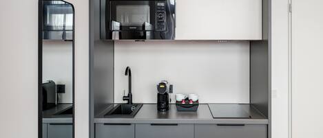 Estudio familiar | Cocina privada | Refrigerador, microondas, parrilla de estufa y utensilios de cocina