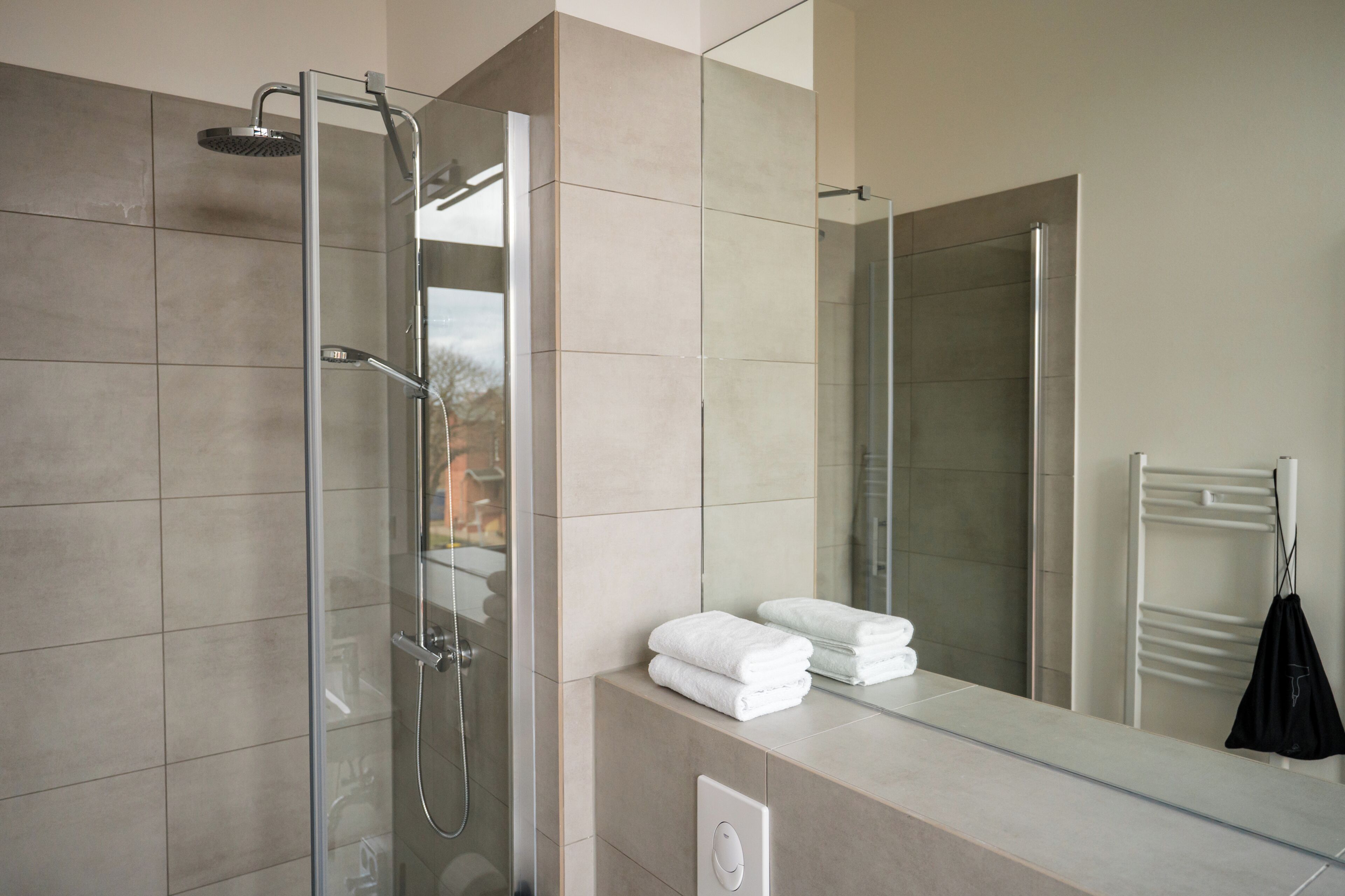 Basic-Studio | Badezimmer | Dusche, Haartrockner, Handtücher, Seife
