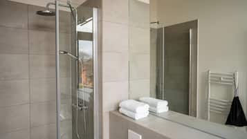 Basic-Studio | Badezimmer | Dusche, Haartrockner, Handtücher, Seife