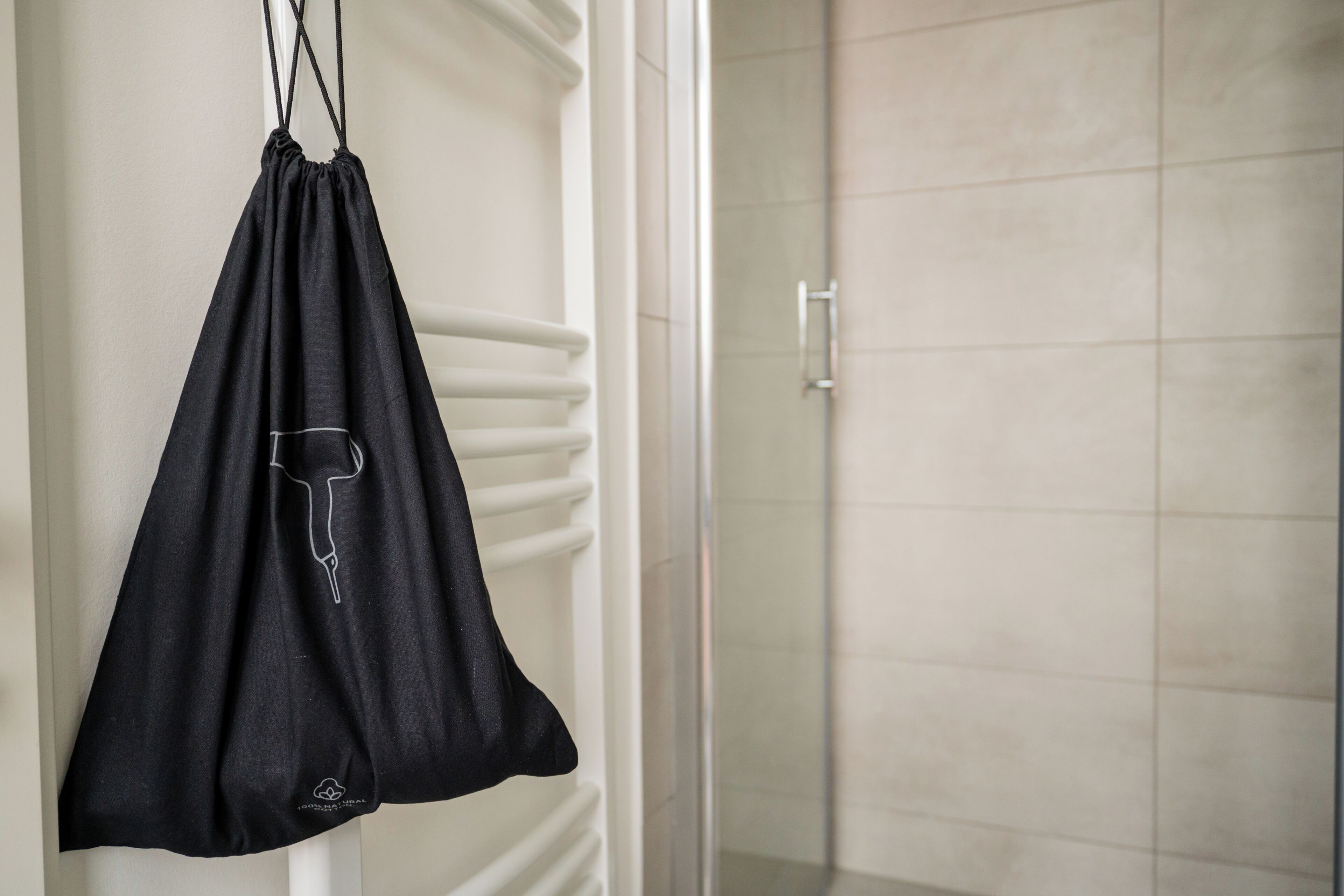 Basic-Studio | Badezimmer | Dusche, Haartrockner, Handtücher, Seife