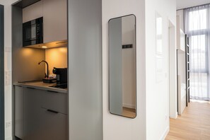 Estudi Deluxe | Cuina privada | Frigorífic, microones i placa de cuina 