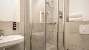 Deluxe Studio | Bathroom