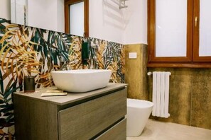 Shower, hair dryer, bidet, towels - 4 Seasons Guest House Roma Trastevere (Roma)