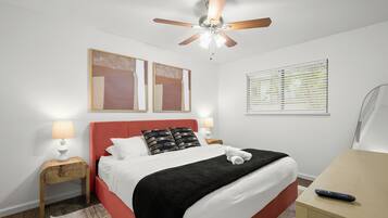 2 quartos, escrivaninha, ferros/tábuas de passar roupa